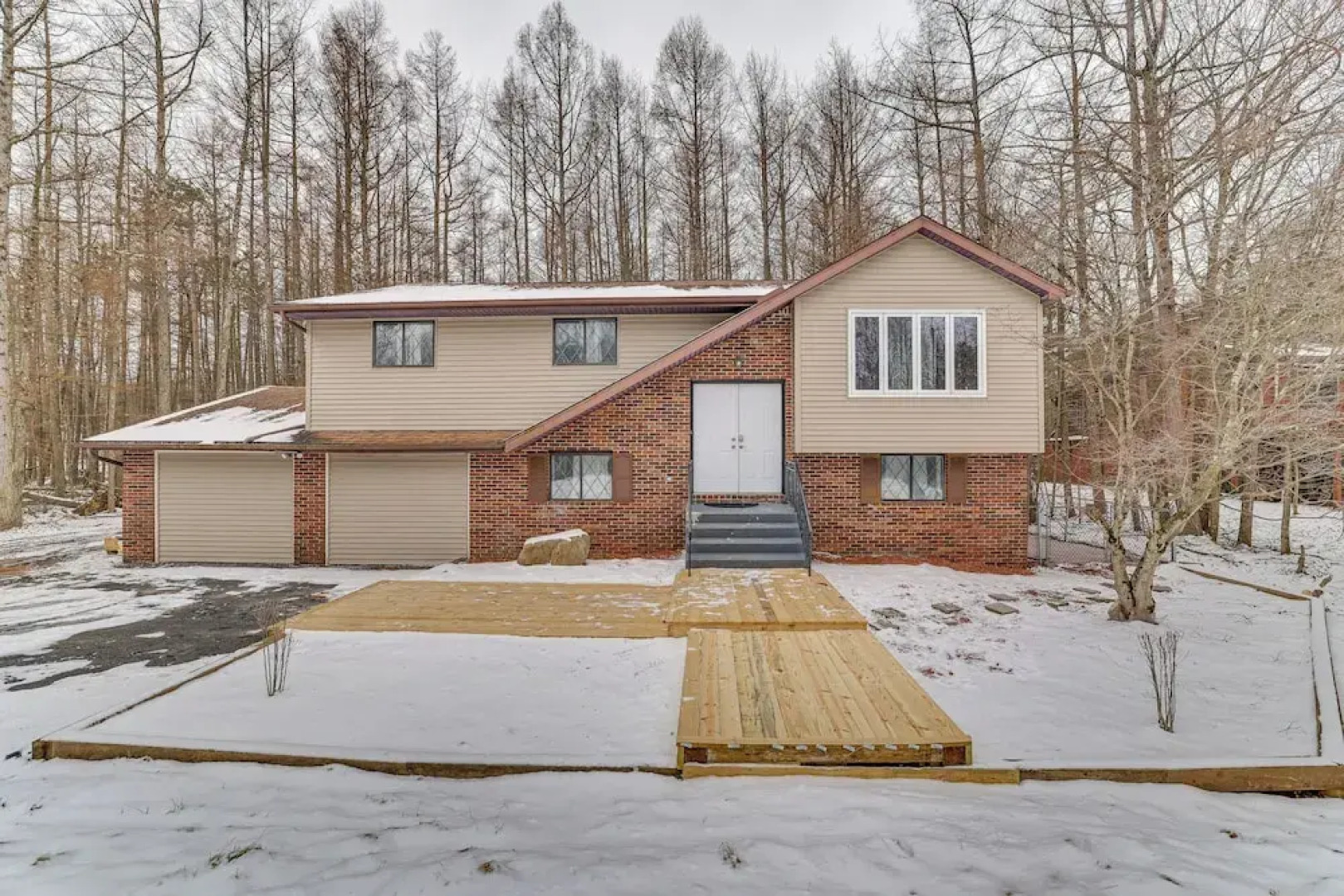 Theater, Game Room & Lake Access: Pocono Retreat