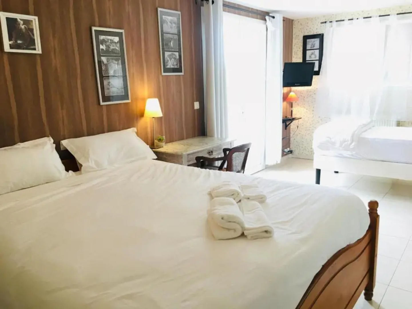 Rez de Piscine, 10 Personnes - RÊVE DE PAPILLON et À L'étage, 5 Personnes - NID D'ÉTOILES, Il s'agit bien de deux gîtes individuels qui sont reliés par un escalier interne, cela permet a une grande famille de louer les deux gîtes