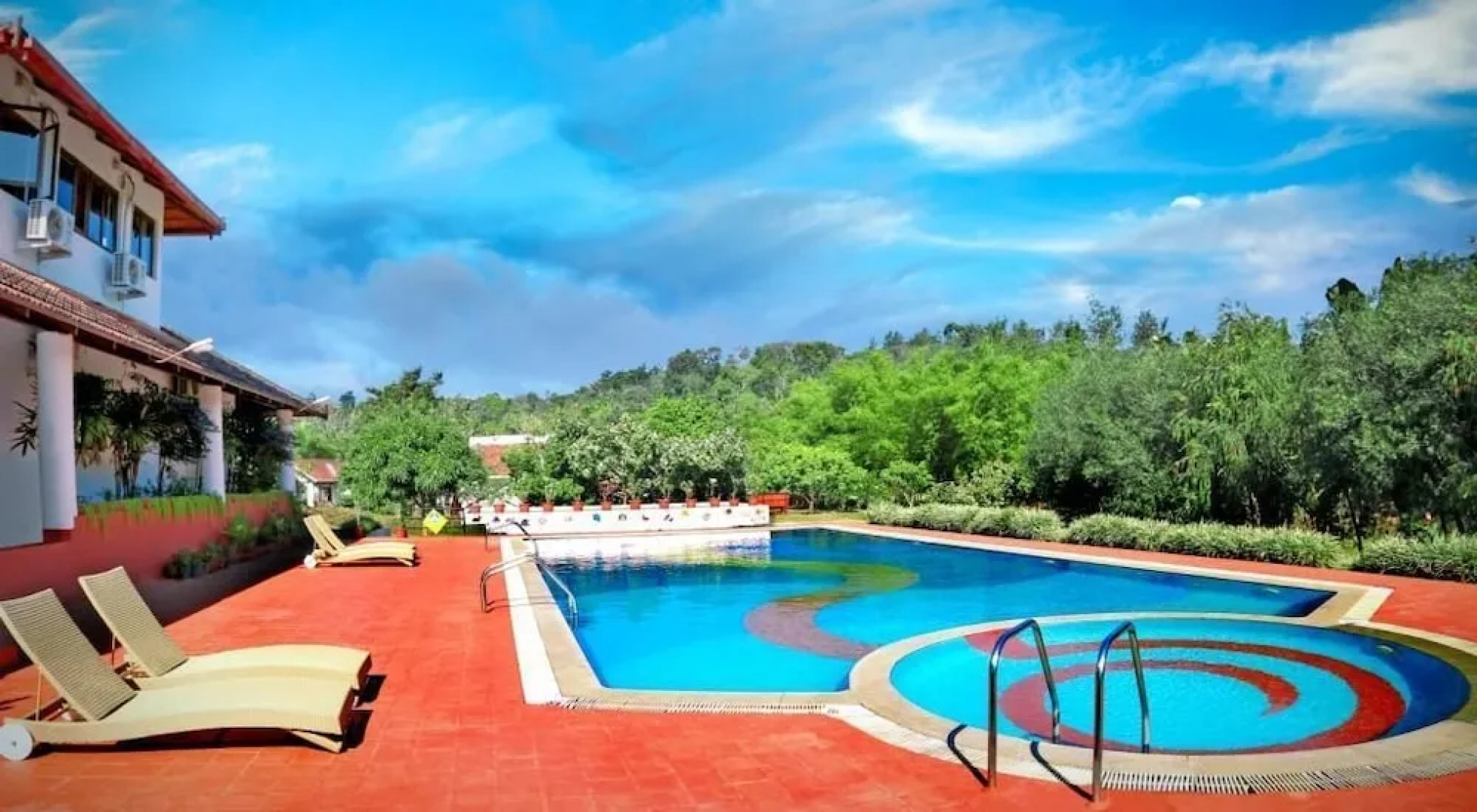 Kadkani Riverside Resort