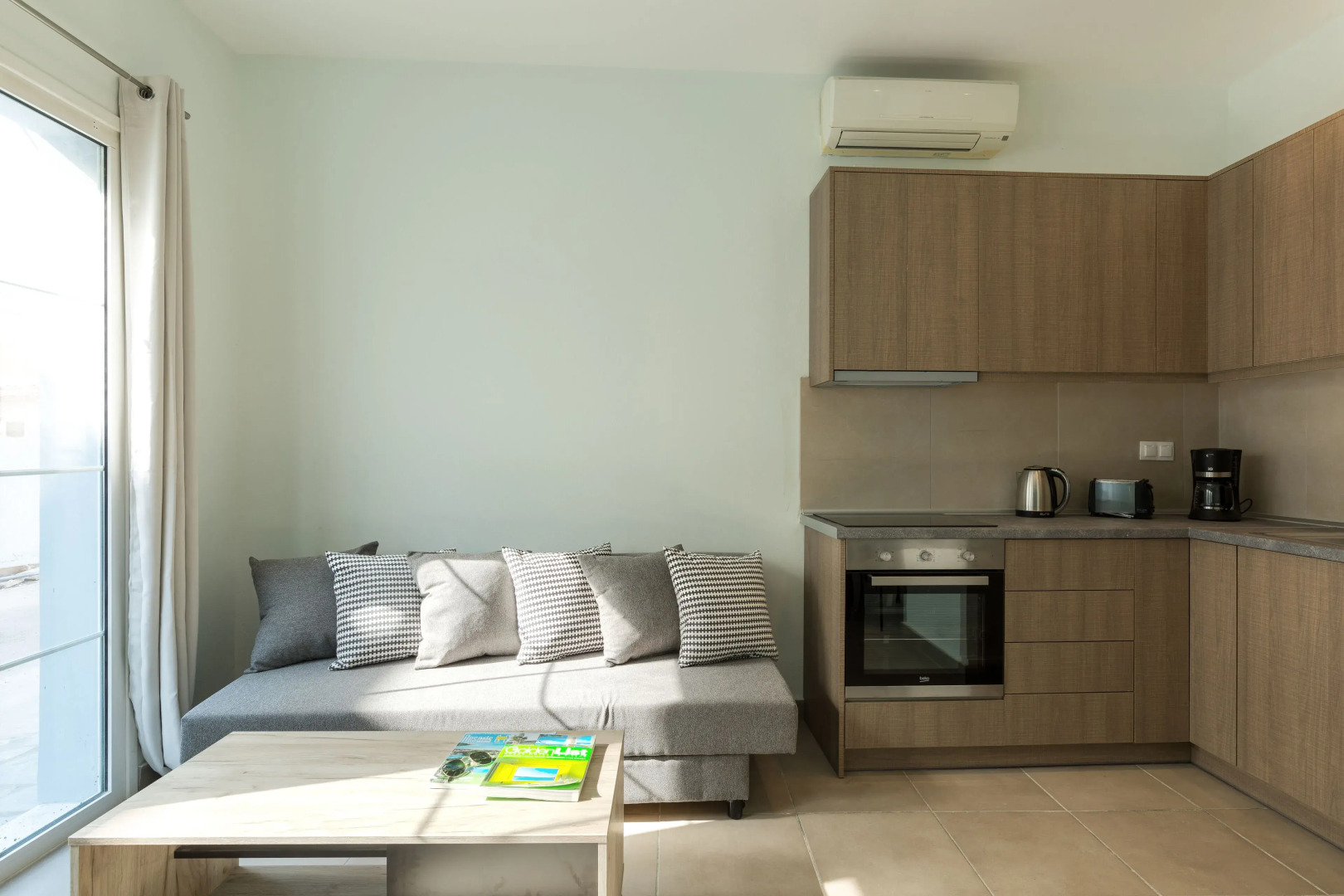 Local Hostel & Suites