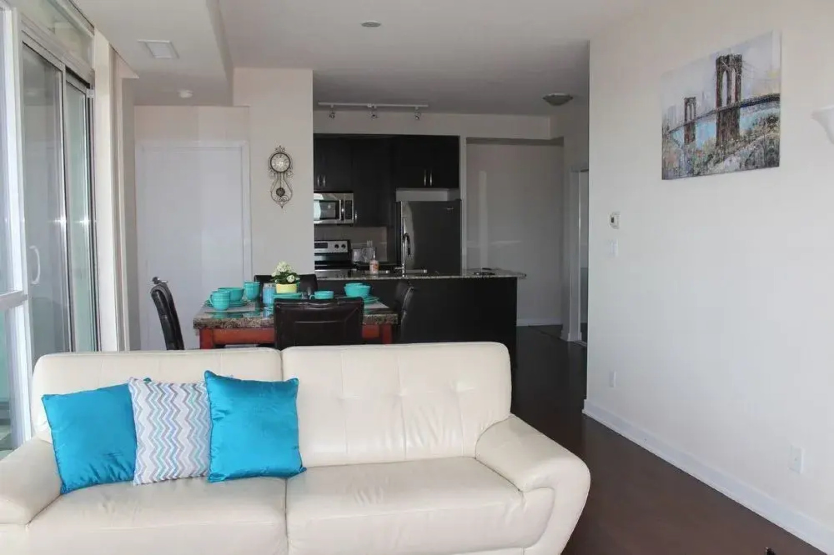 Deluxe Corner Suite - By Elite Suites