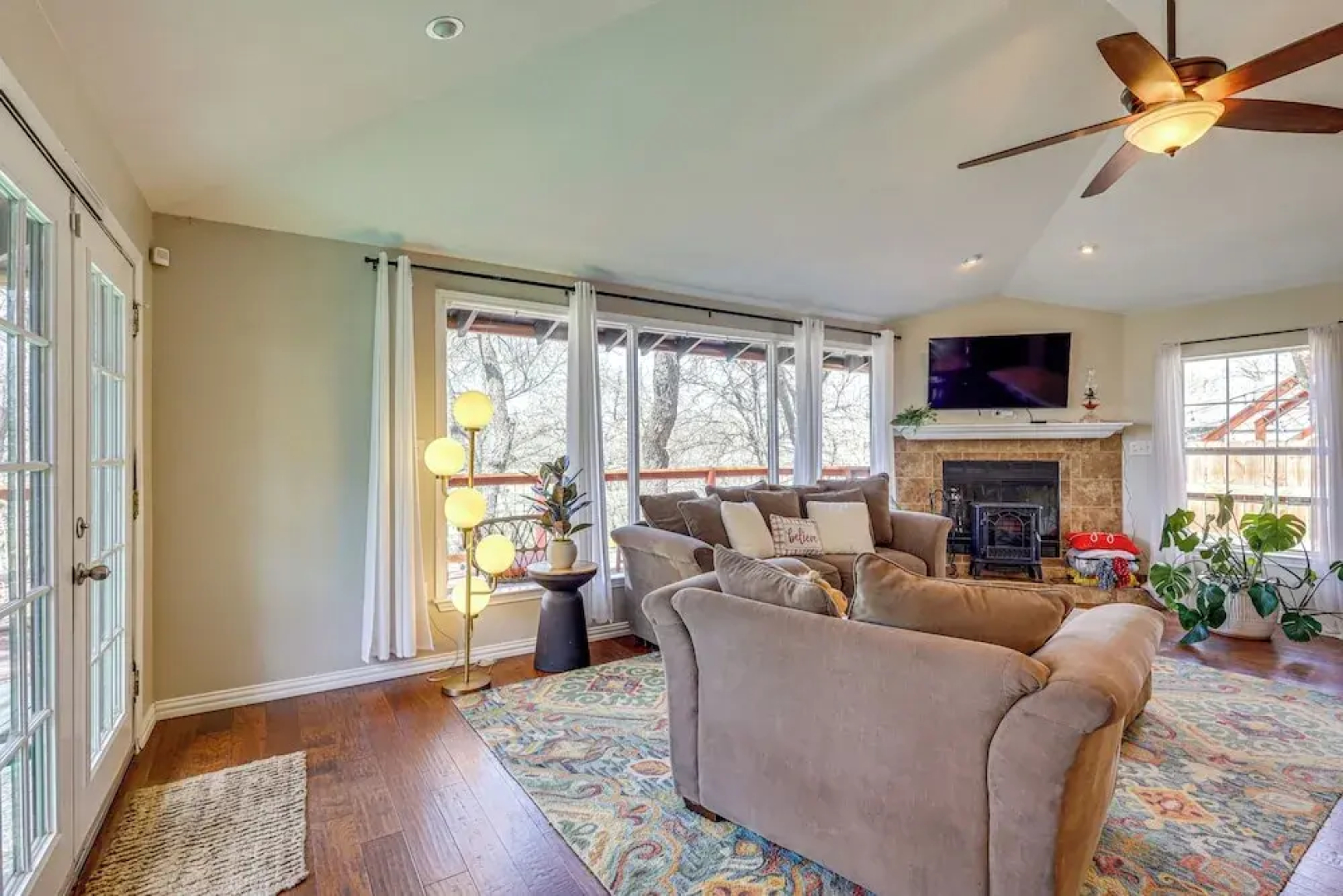 Creekside Cottage w/ Deck & Hot Tub in Belton
