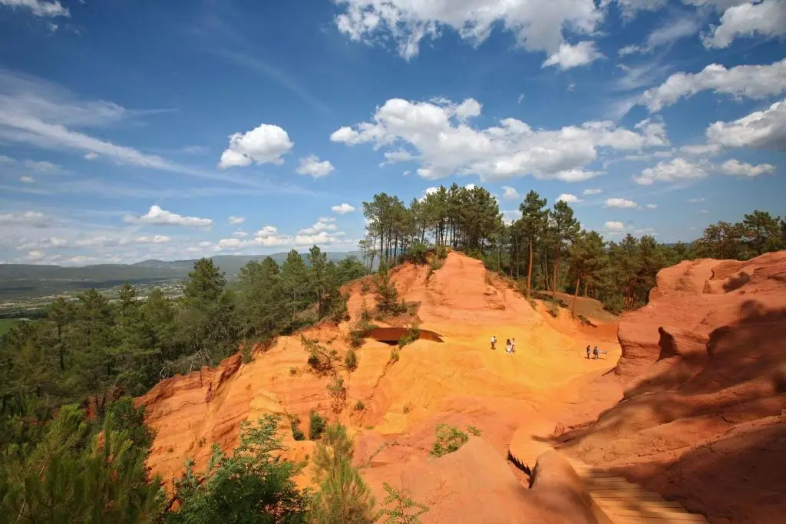 T2 avec terrasse arborée proche LOURMARIN