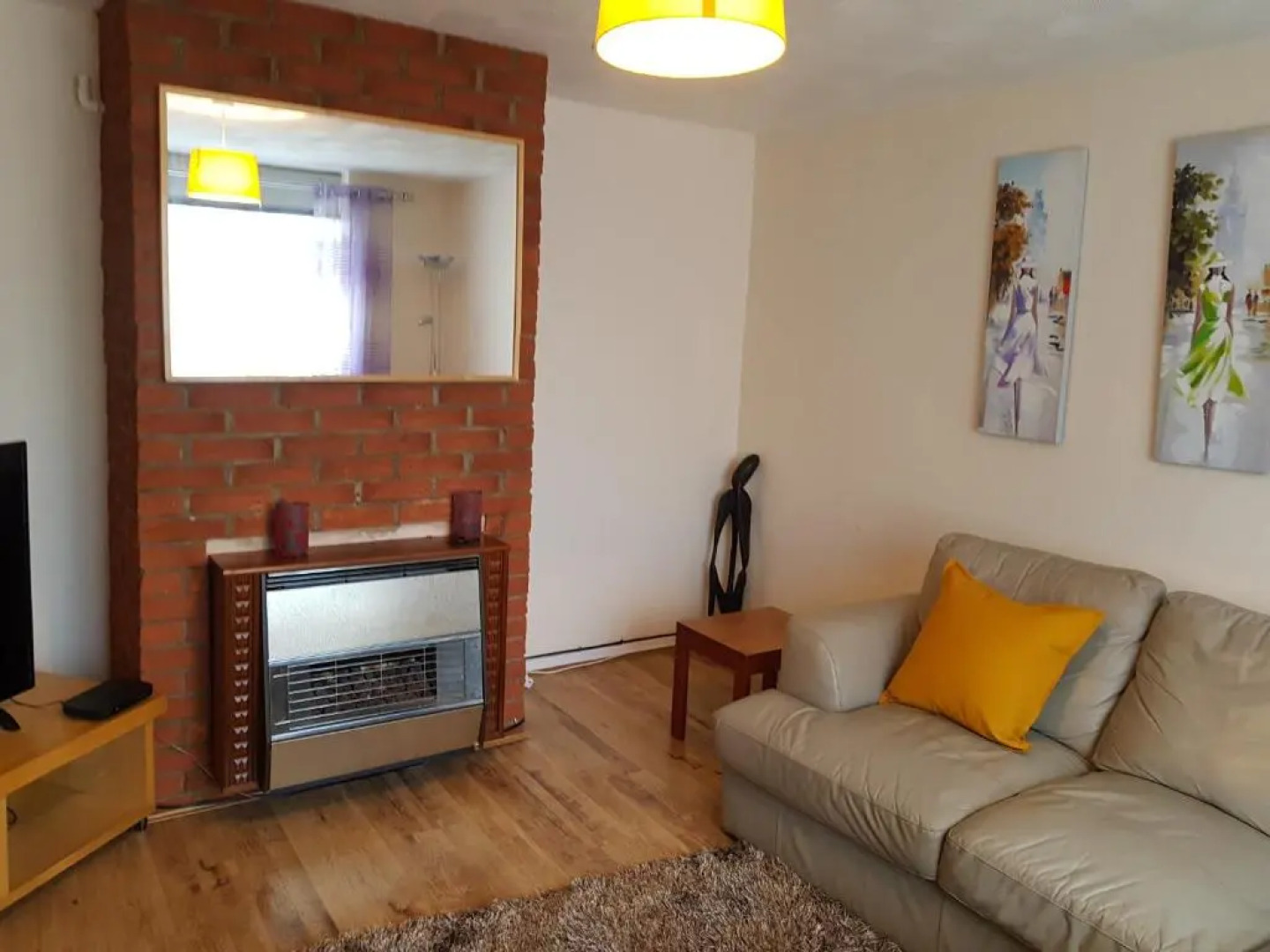 Eddiwick House - Huku Kwetu Dunstable -Spacious 3 Bedroom House- Sleeps 6 - Suitable & Affordable Group Accommodation - Business Travellers