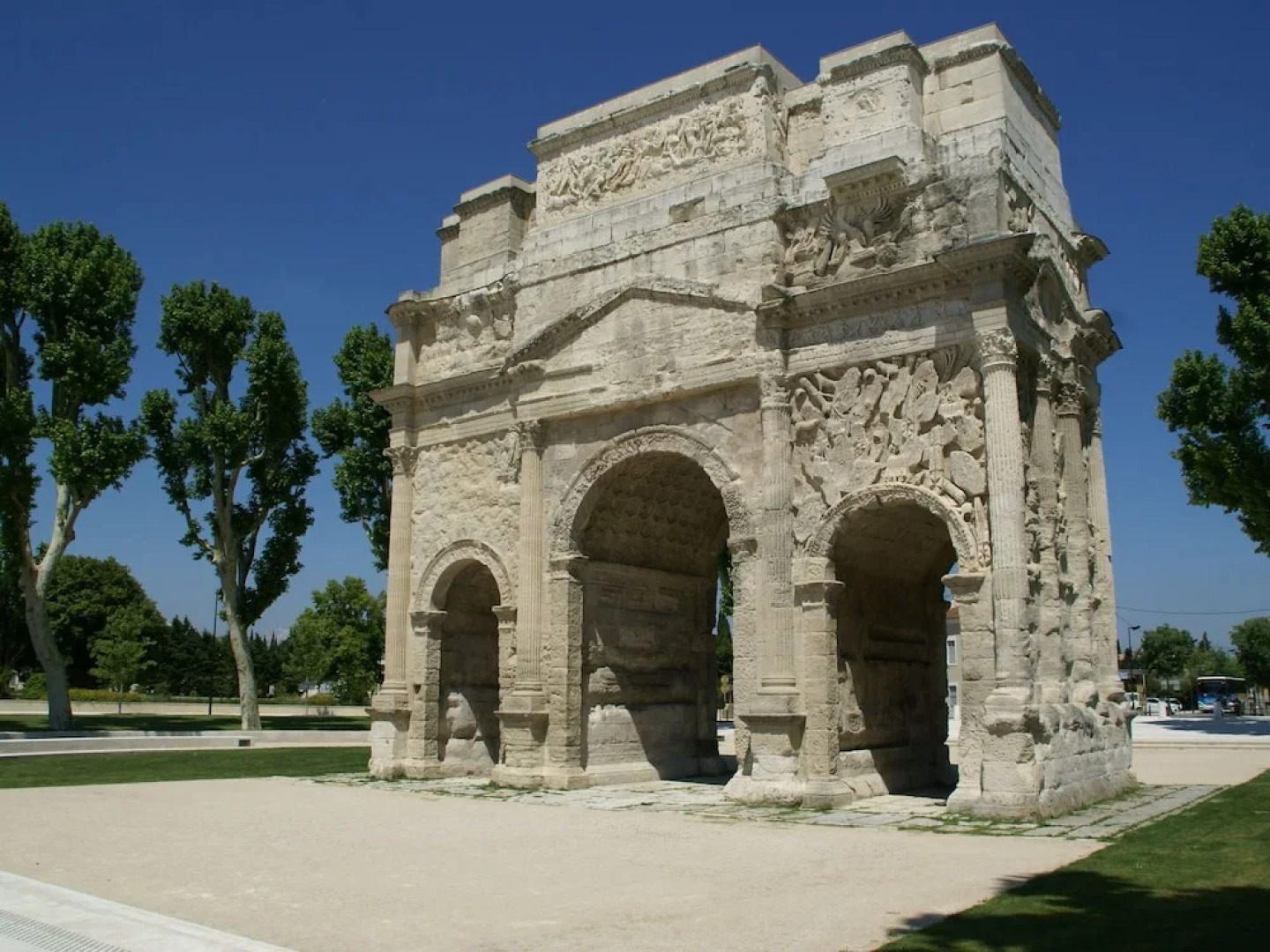 Quaint Holiday Home With Private Pool in Piolenc France