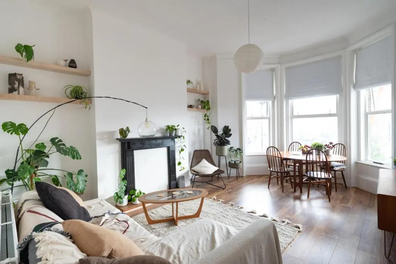 Spacious 2 bedroom sea view flat. Sleeps 6