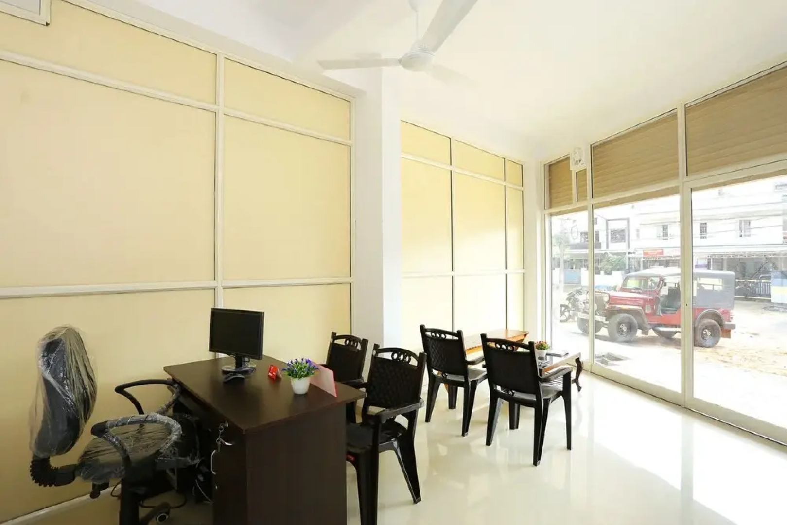 OYO 37302 White Cort