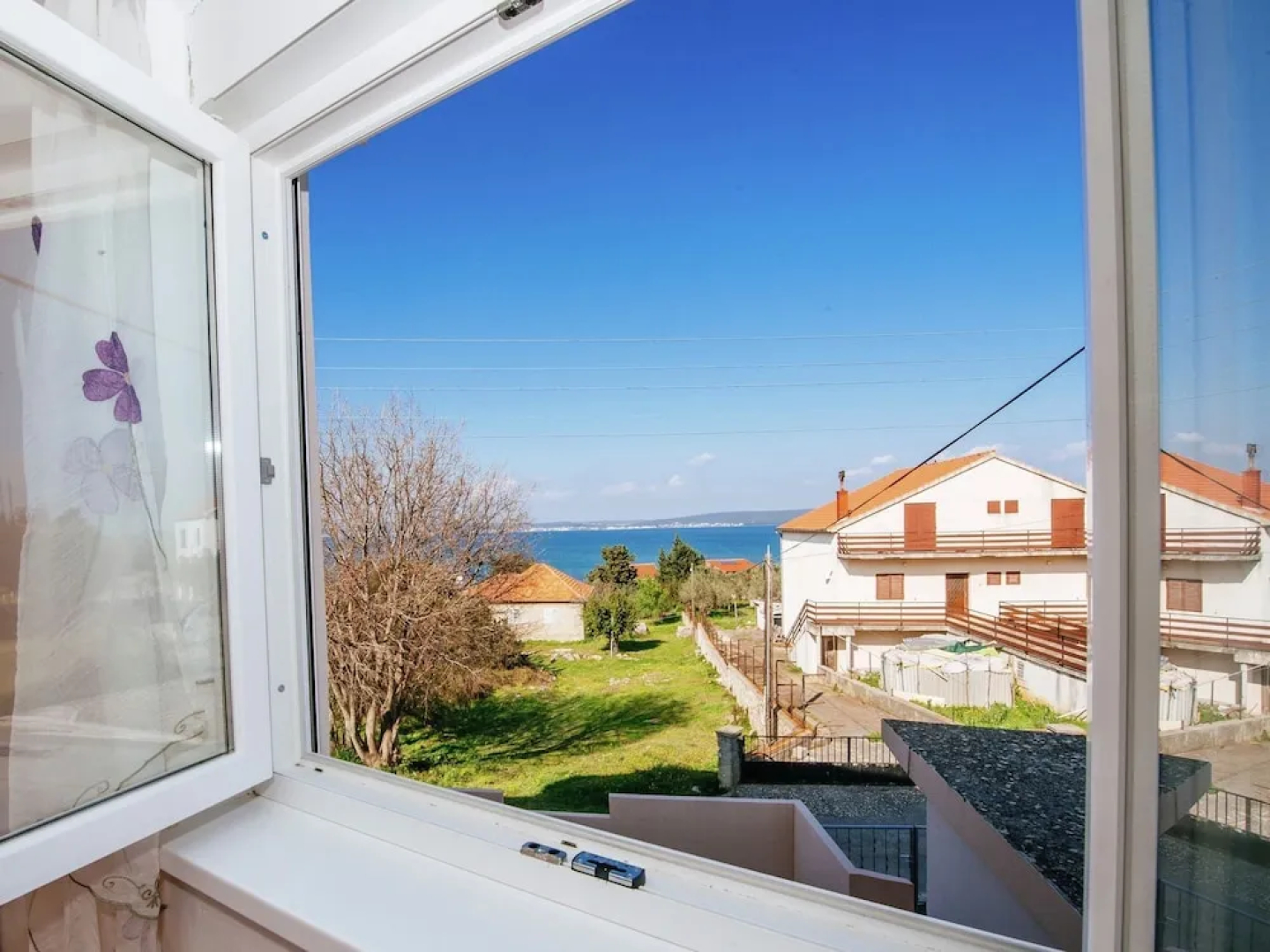 Spacious Apartment with Terrace in Banj