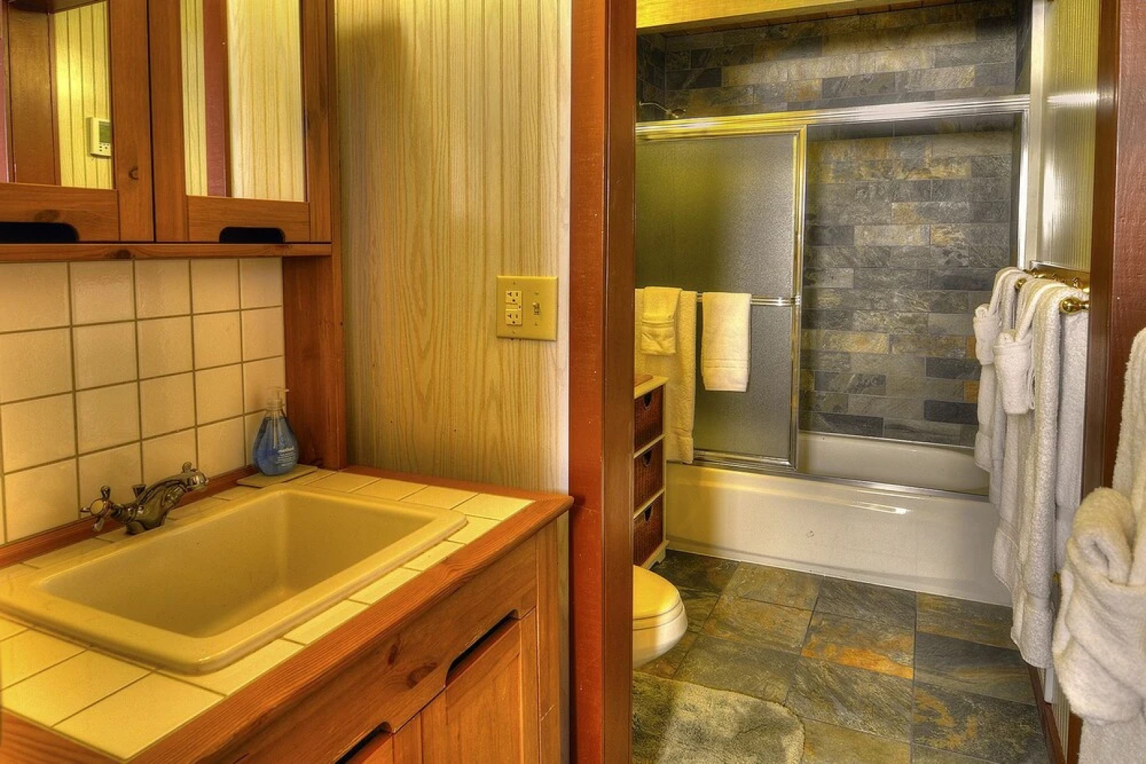 Red Hawk Hideaway - Two Bedroom Cabin with Hot Tub