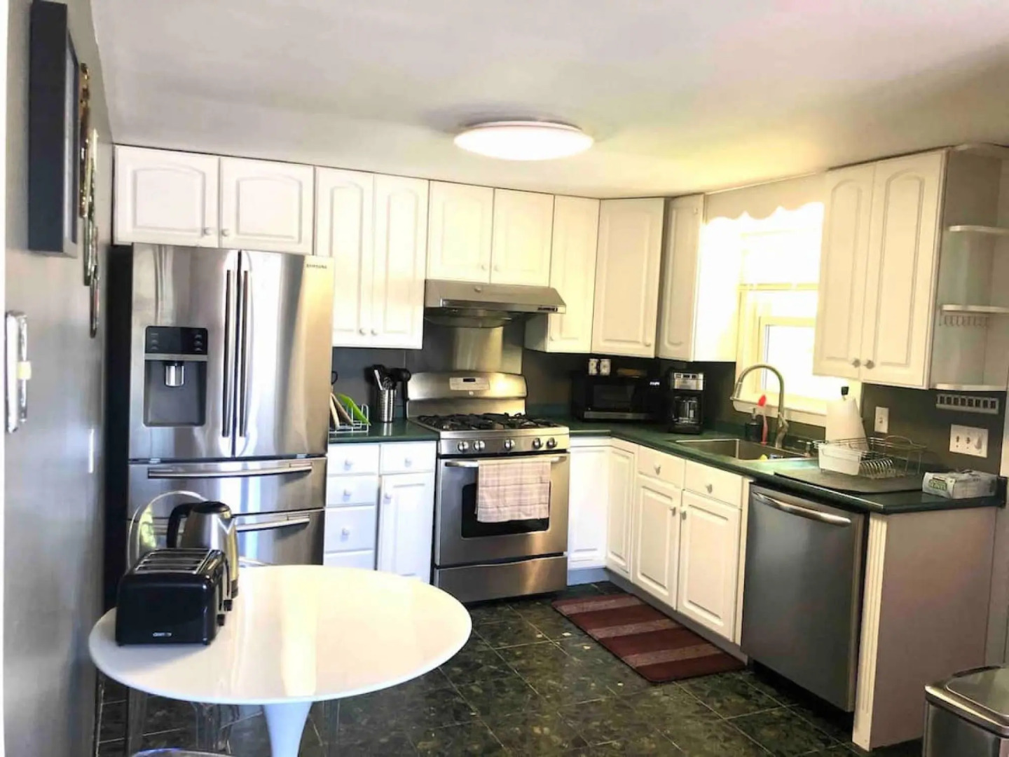 Comfortable safe 3bed flat near Boston