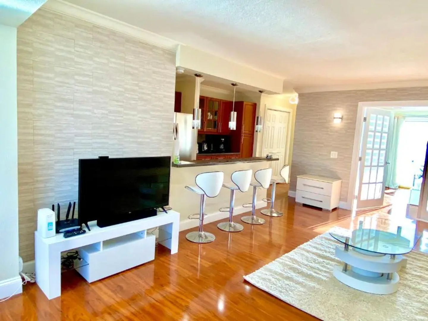 Modern waterfront apartment with pool and free parking 5 mins drive to Miami Beach