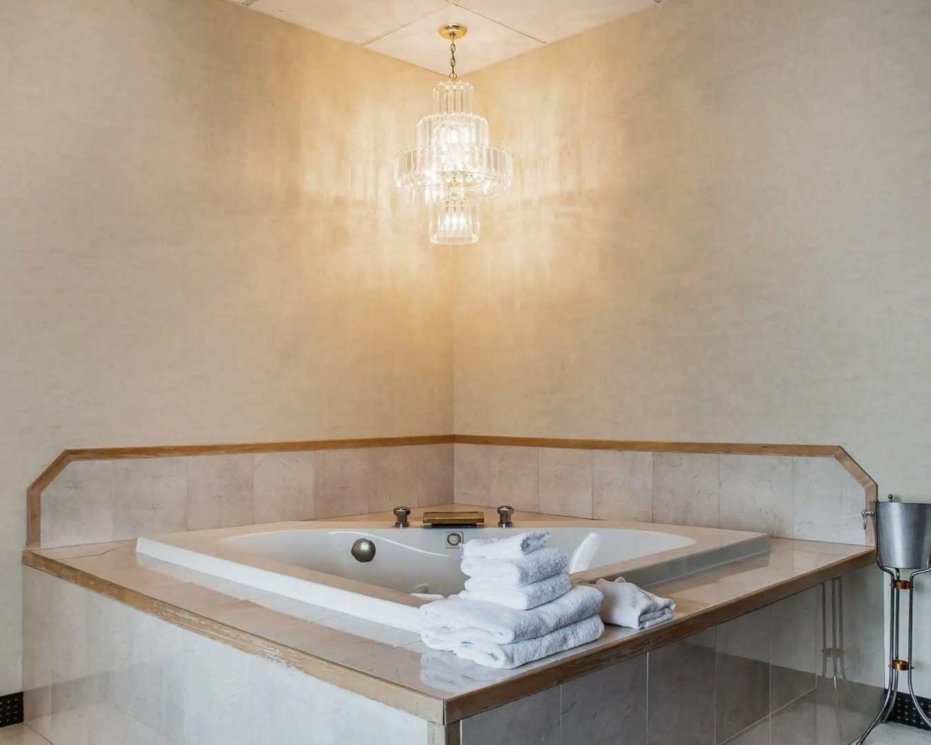 Quality Hotel & Suites At The Falls