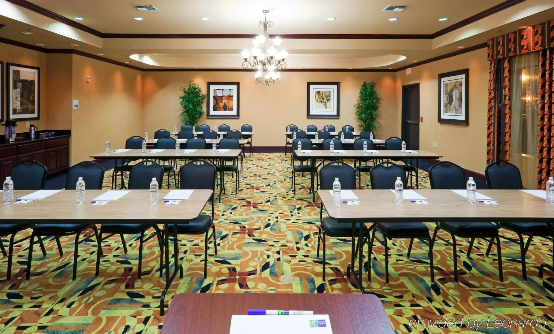 Holiday Inn Express Hotel & Suites Ennis by IHG