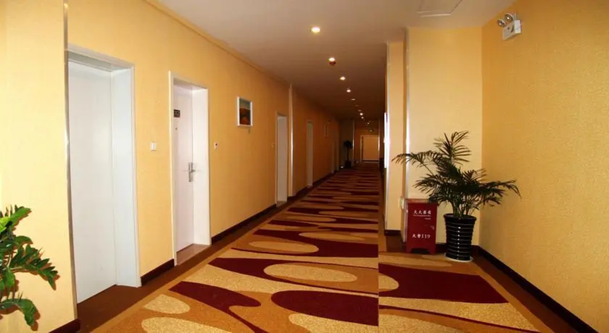 Super 8 - Kashi Old Town