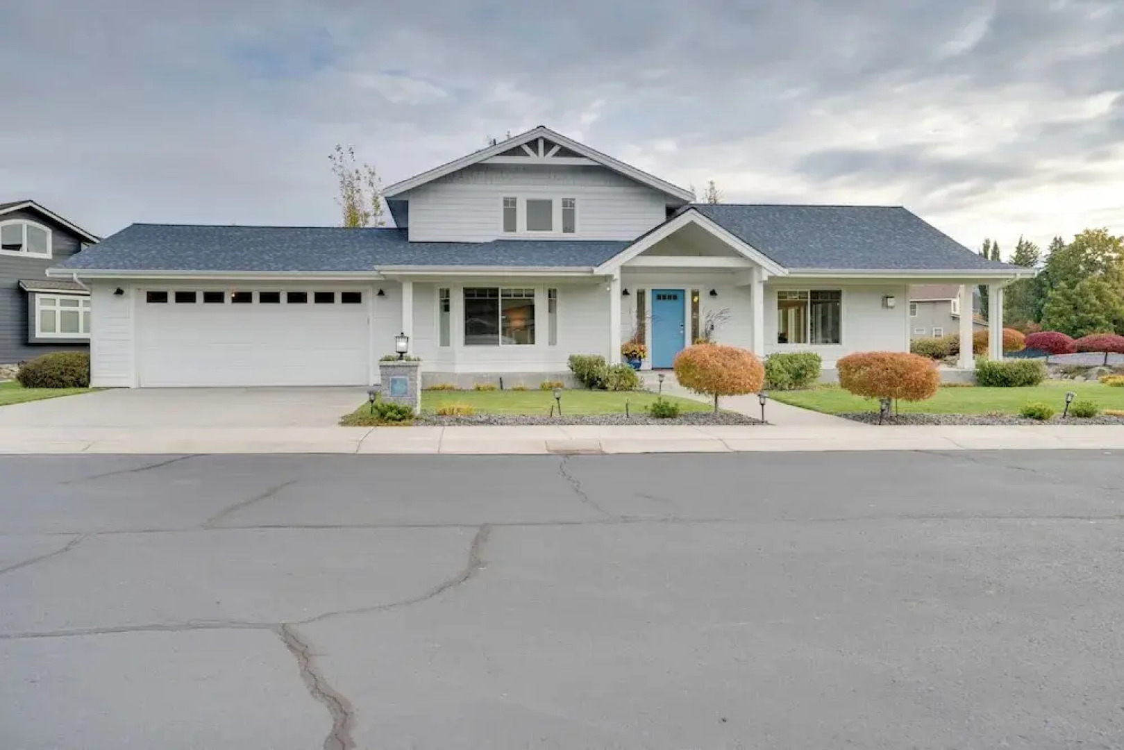 Family Home on Lake Chelan With Mtn + Lake View!