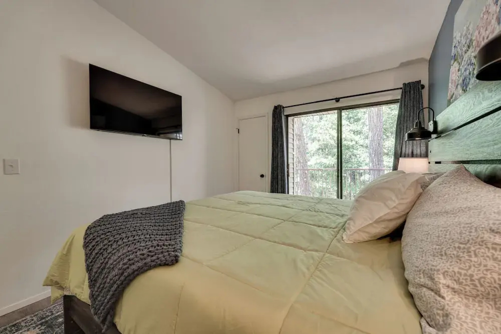 0.5 Mi to Table Rock Lake: Ozark Mountains Cabin