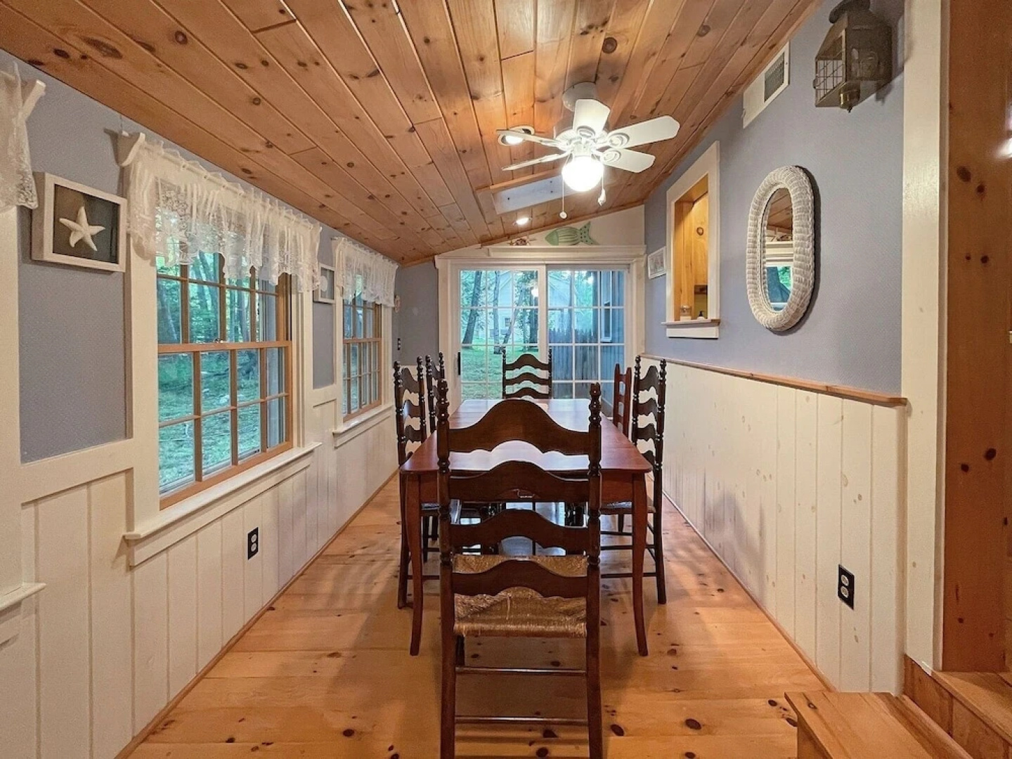 Dewey Cottage - Y854 Adorable Cottage Close To Long Sands Beach And Short Sands 4 Bedroom Home by RedAwning