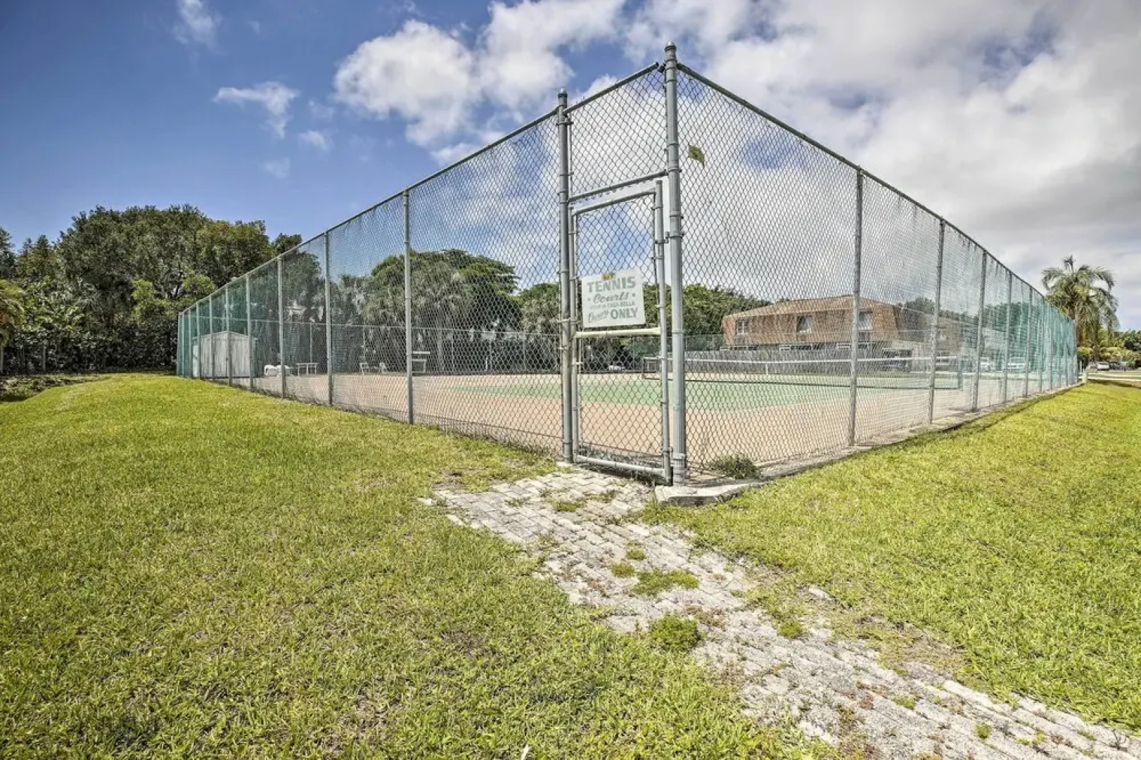 Cheery Condo With Pool Access: 3 Miles to Beach!
