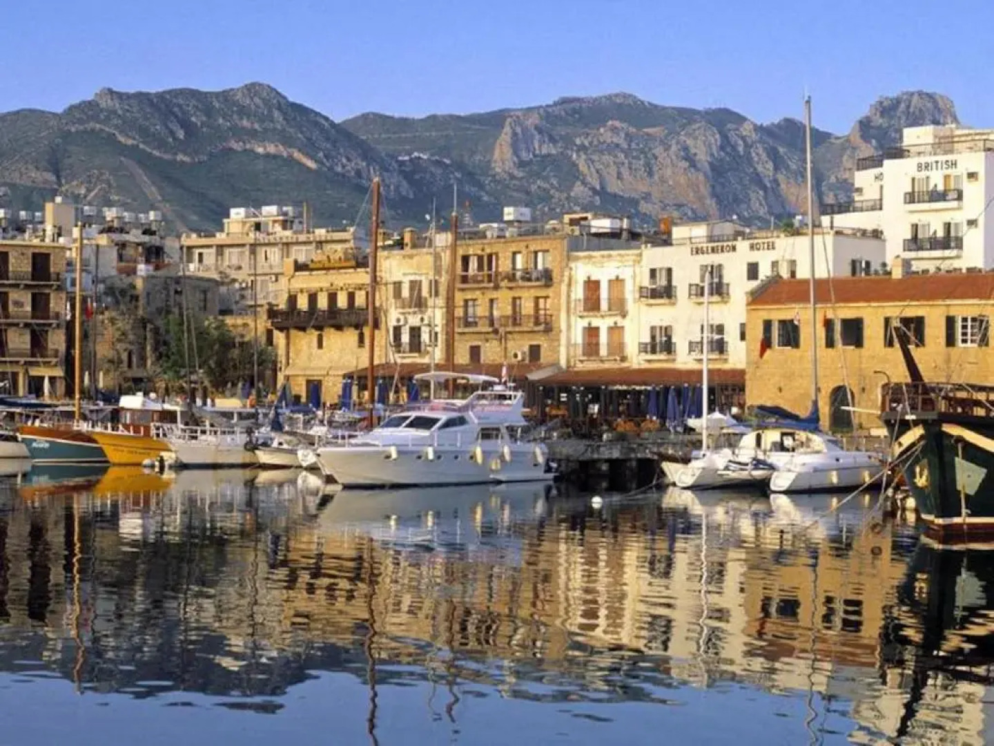 An Executive 3 Bedroom Villa, Private Pool, Ac Wifi in all Rooms, Internet Tv