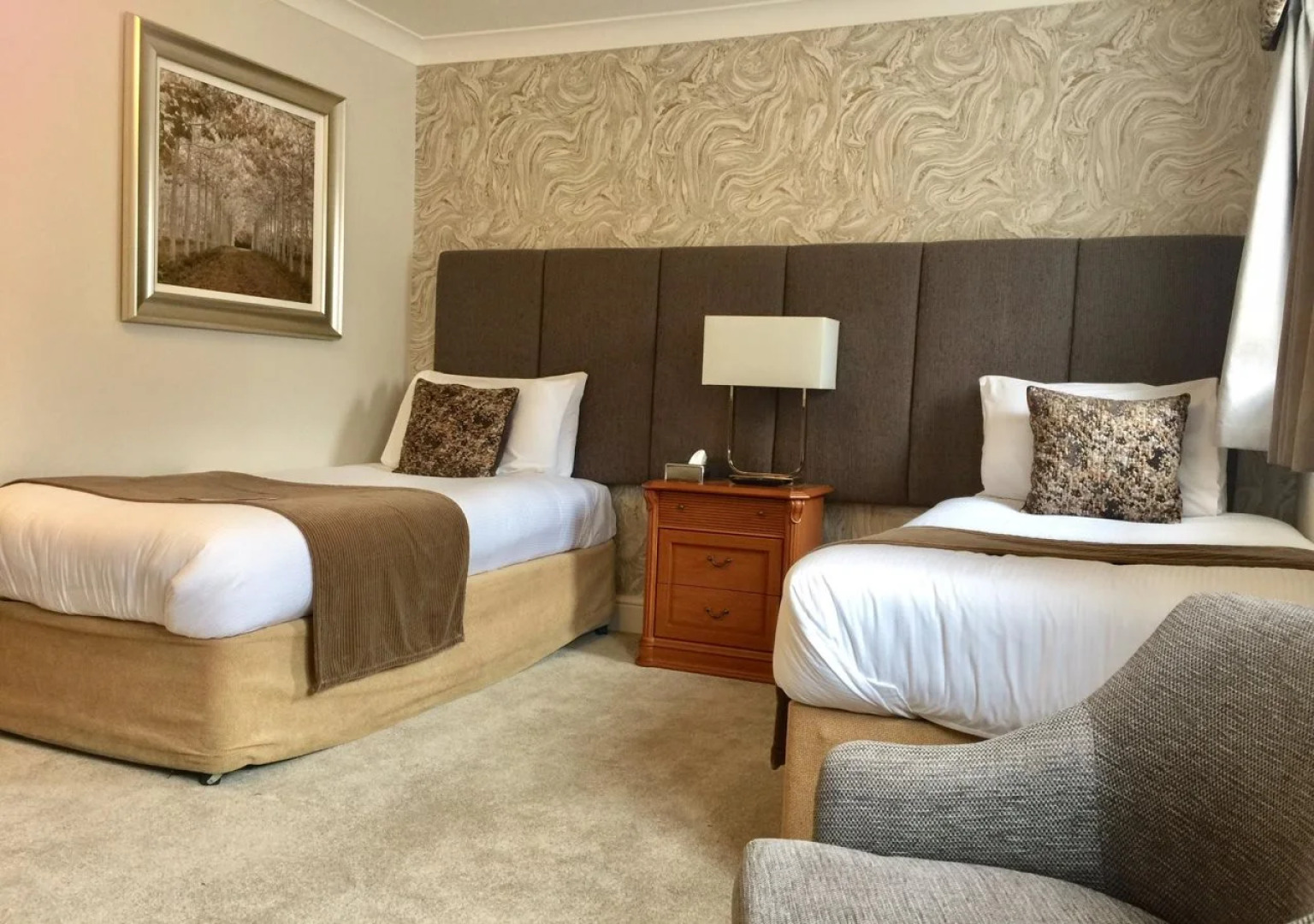 De Rougemont Manor Hotel & Suites