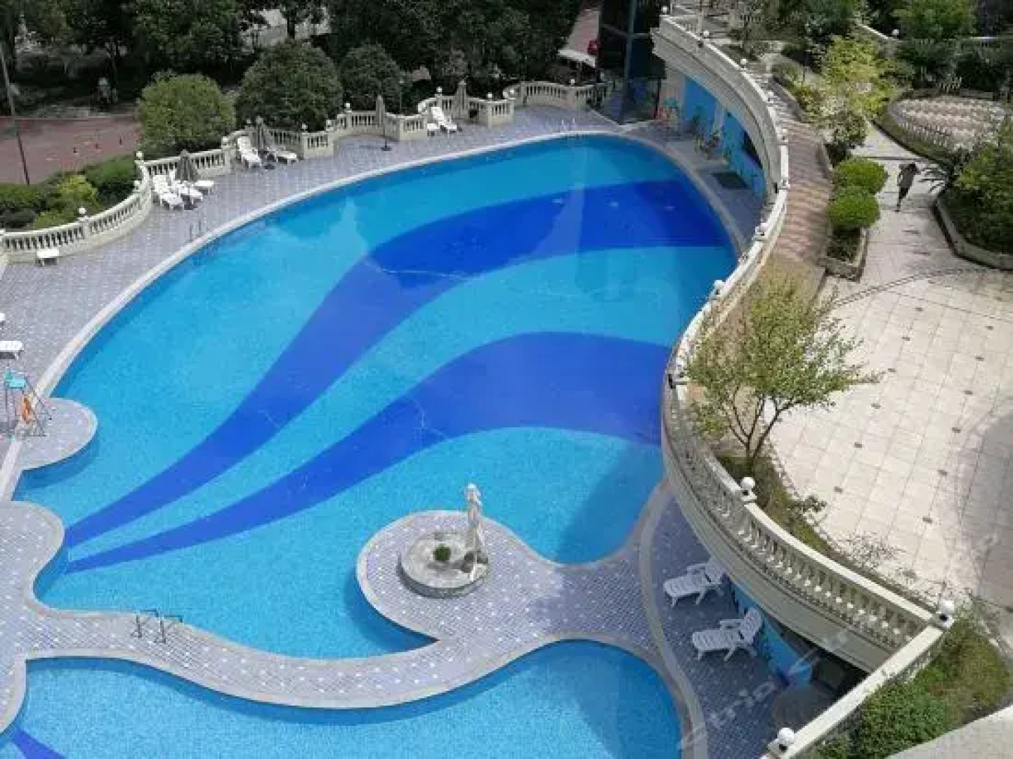 Tuwo Colorful City Garden Resort