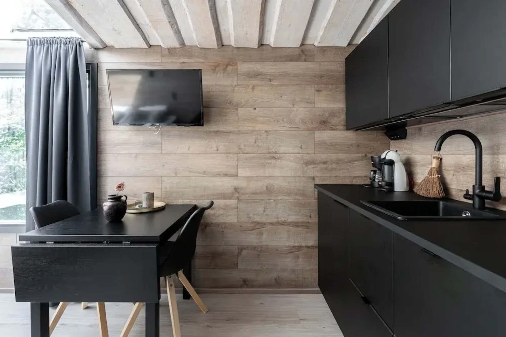 Private & Cozy Suite with lake views