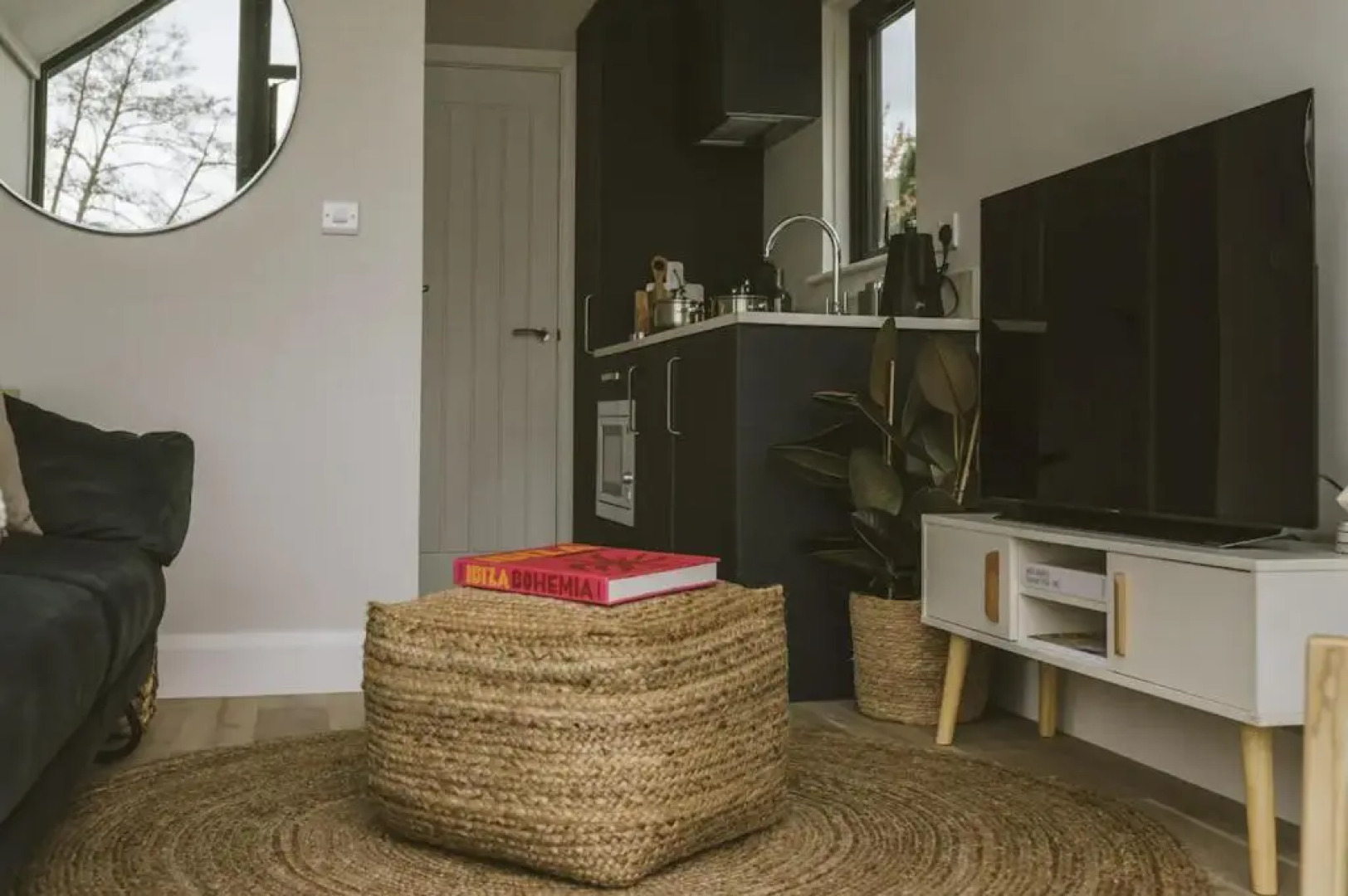 Water Cabin - 10 Mins from Bath (New listing)