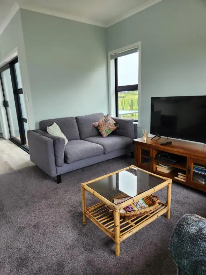 Brand New Two-Bedroom Cosy Cottage with Hobbit House sleep-out