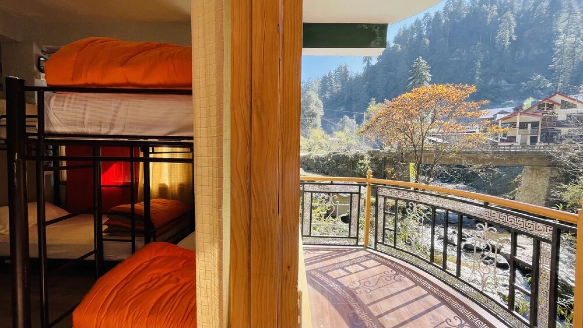 Madpackers Jibhi - Hostel