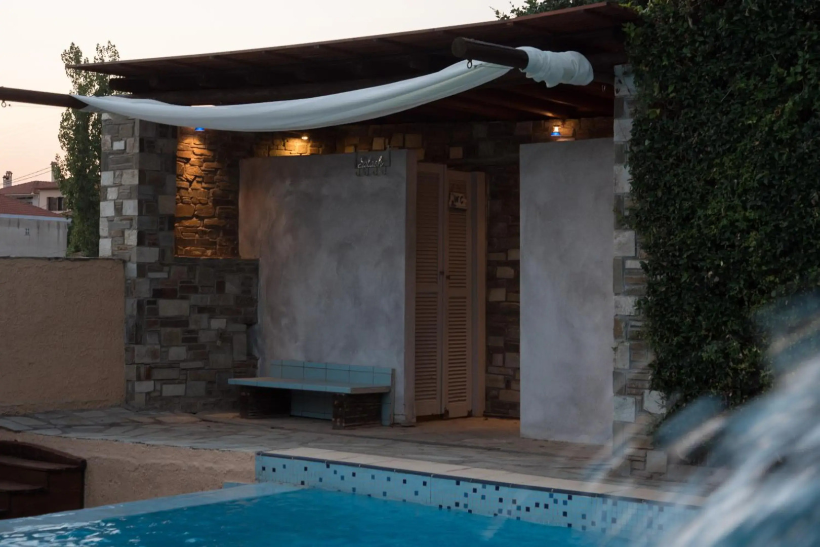 Tranquil Infinity Pool Getaway (private jacuzzi and steam bath, pool, garden, sea and city views)