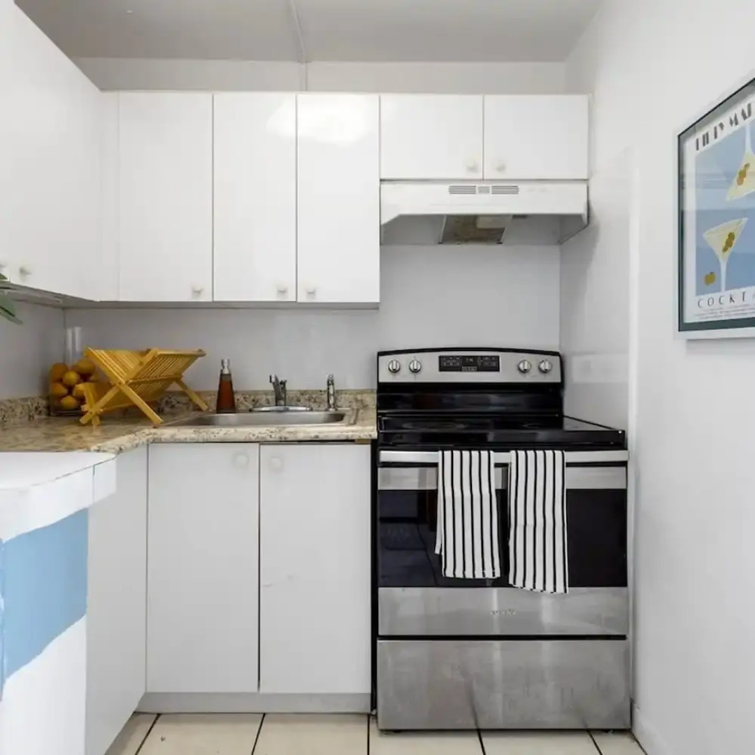 Bayshore Bliss- Cozy Space Pool Views