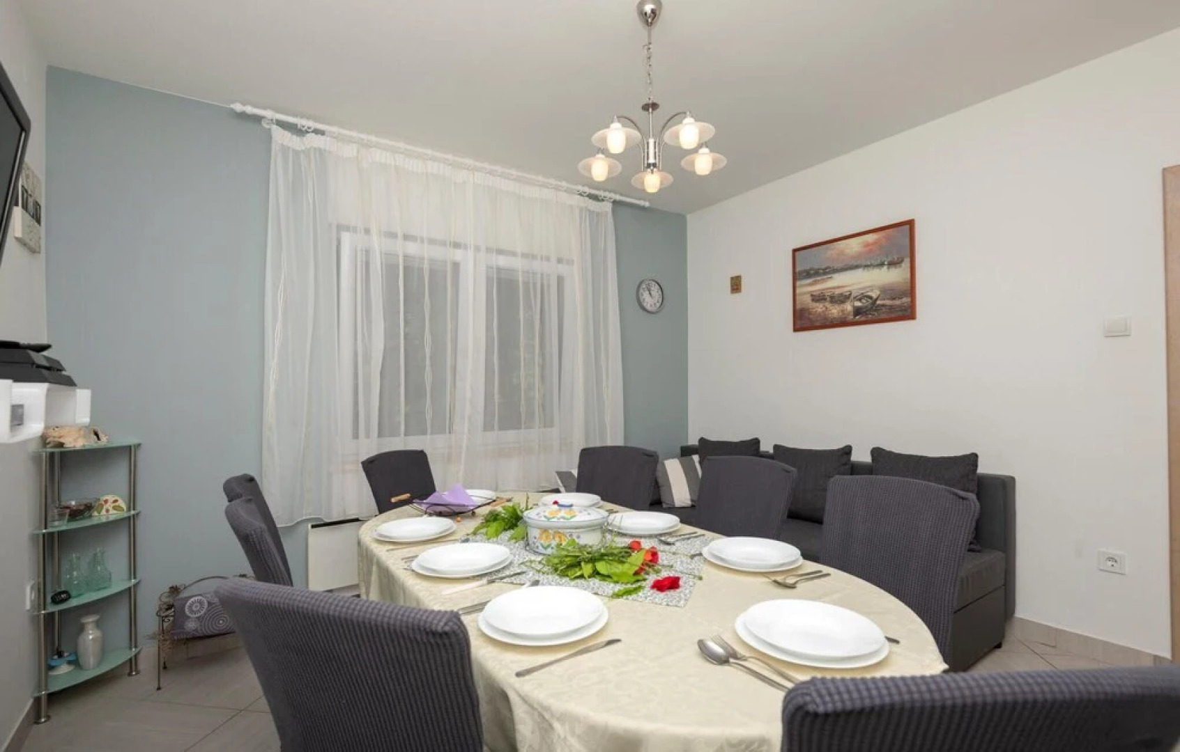 Stunning Home in Bast With 4 Bedrooms, Jacuzzi and Wifi