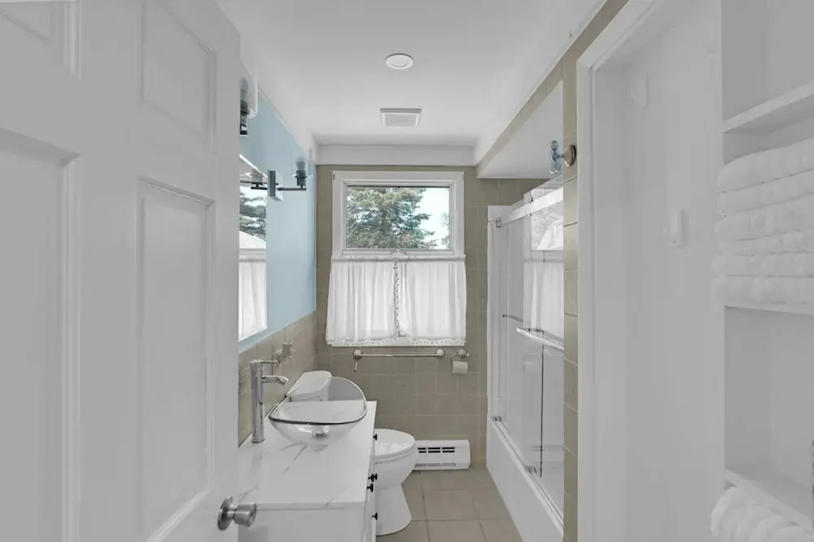 Waterfront Retreat With Stunning Views 3 Bedroom Home