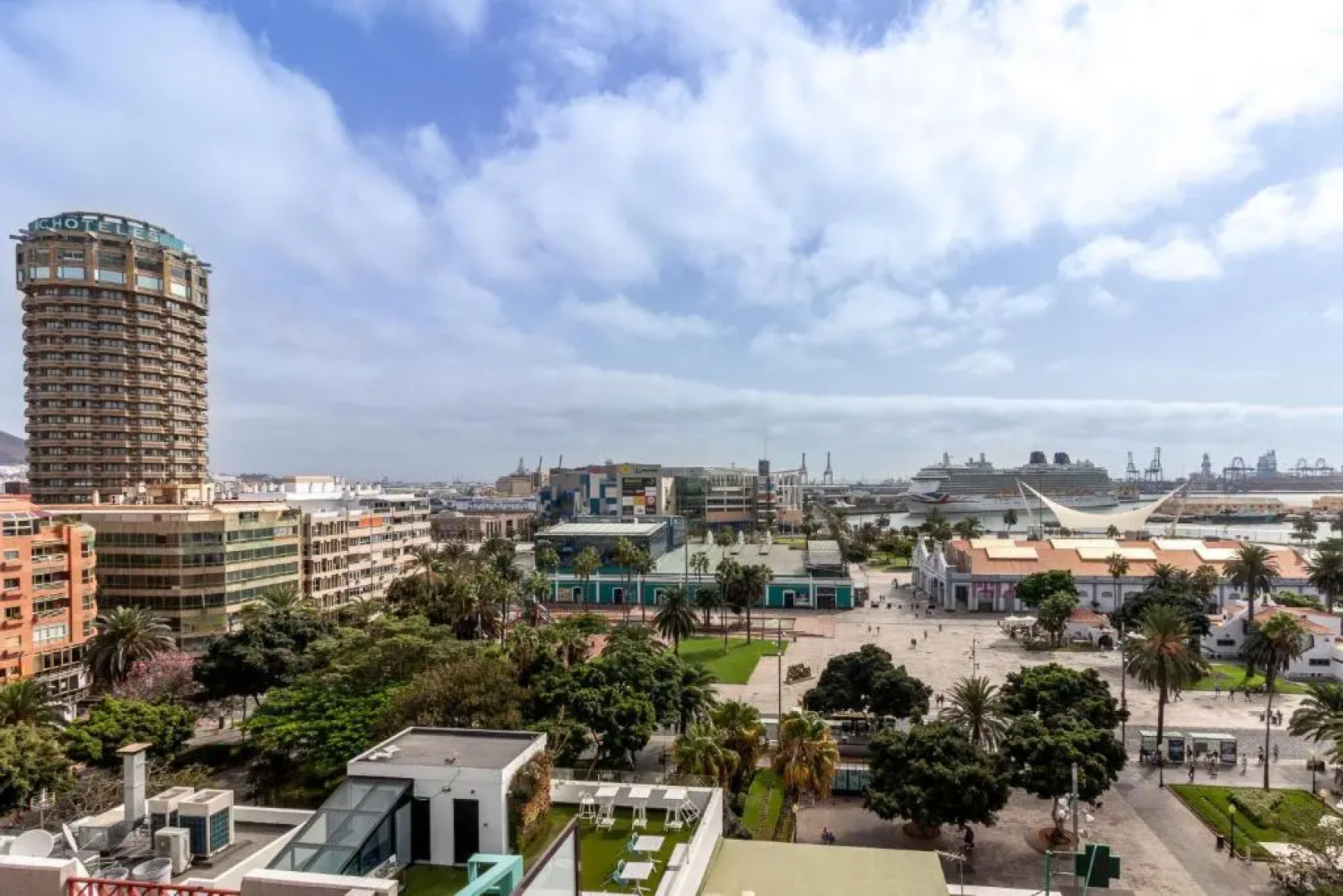 Flatguest Flat with Art