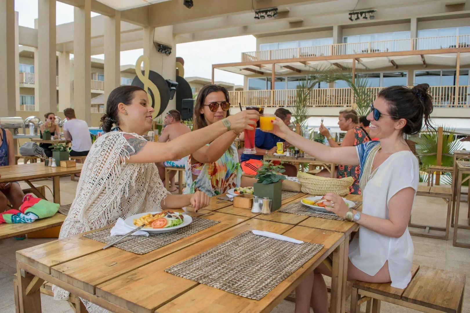 Hotel Oasis Salinas Sea