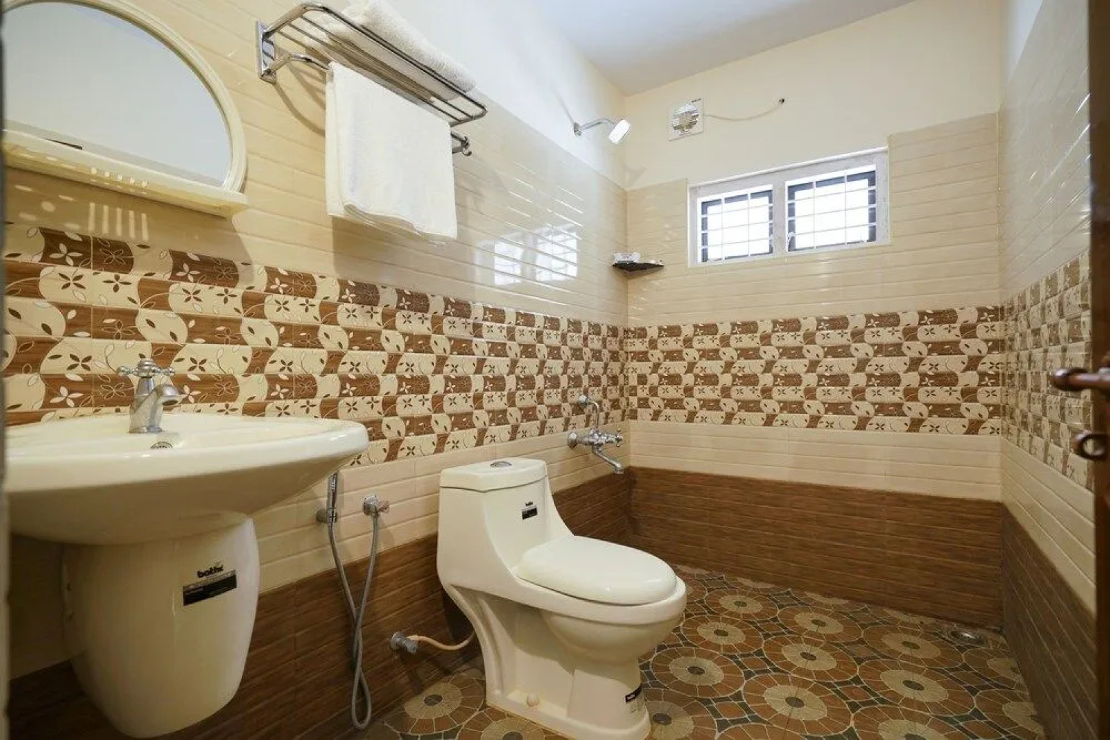 Oyo 15548 Mackal Residency