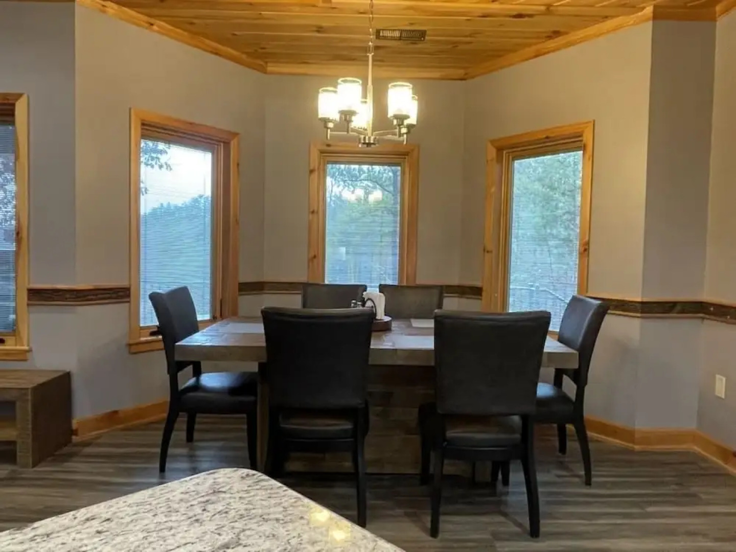 Nature lovers dream! Steps from fishing plus 140 acres of hiking! 4 Bedroom Home by RedAwning