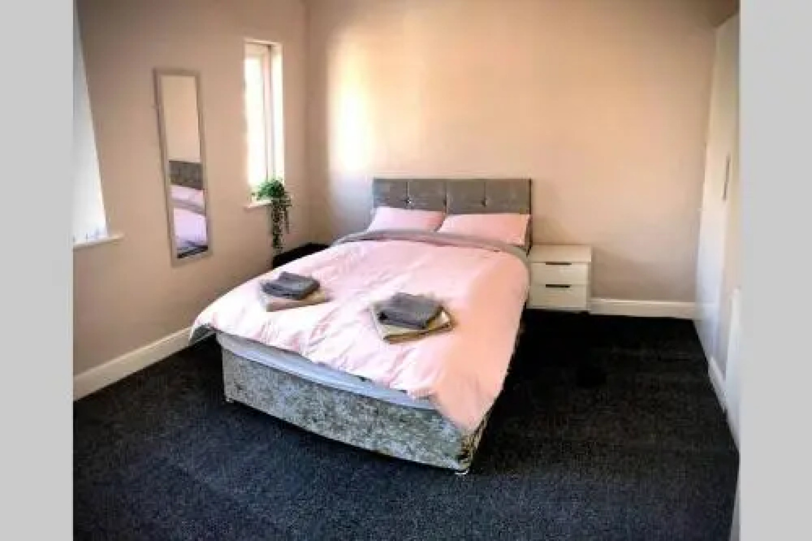 The Manchester Pad - 3BR Entire house with parking