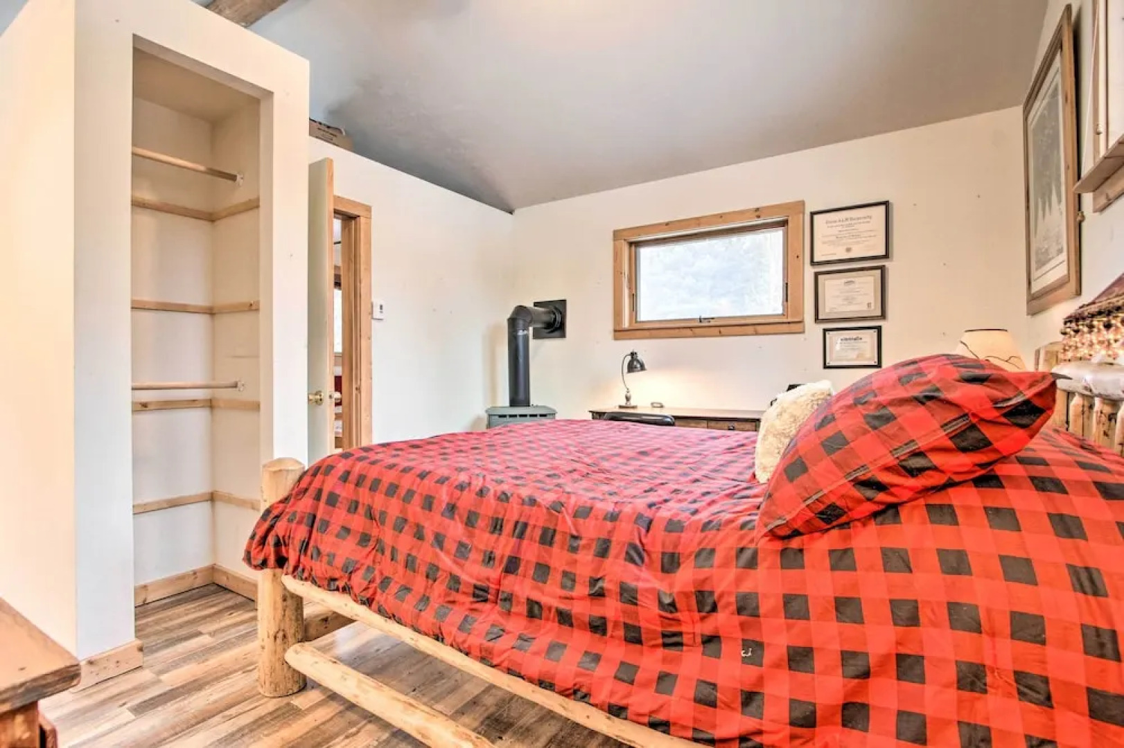 Creekside Clancy Cabin in Helena Natl Forest!