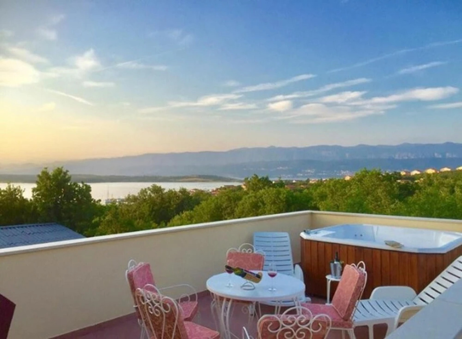 Three-Bedroom Holiday home with Sea View in Klimno