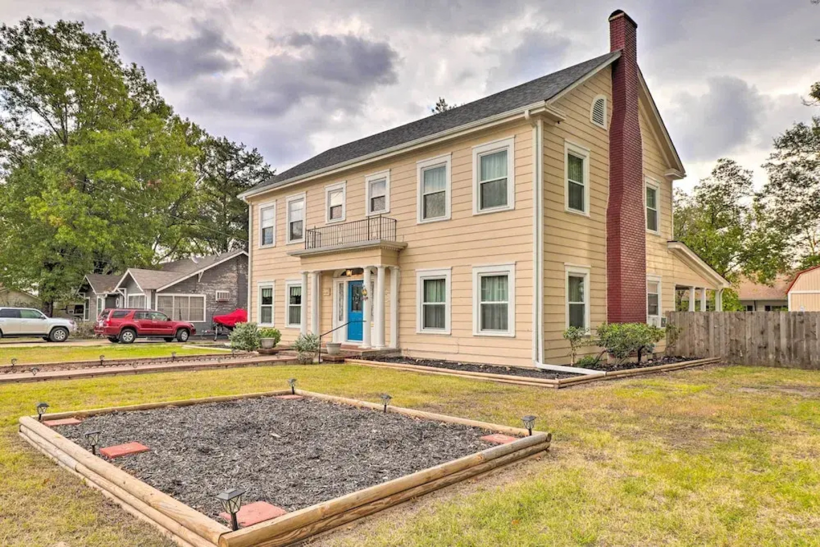 1920s Corsicana Home - Spacious Group Getaway!