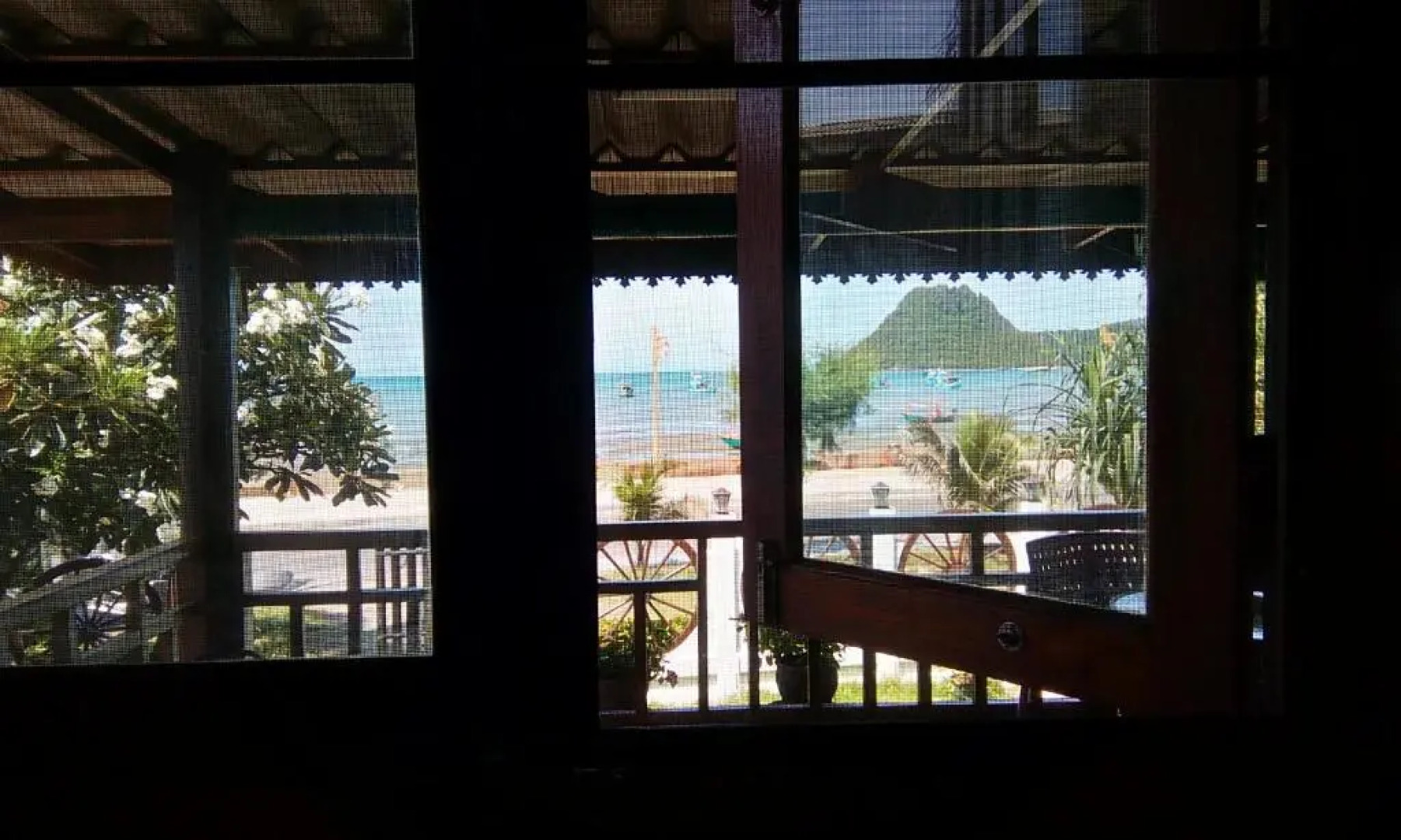 SeeSea Thai wooden house on beachfront