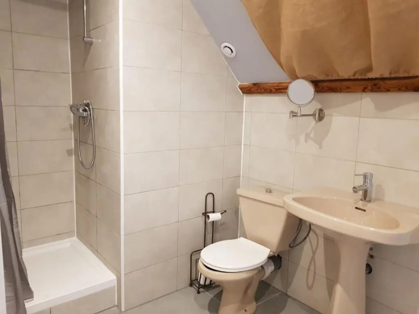 COSY ROOM + BREAKFAST 20 mn from EPERNAY