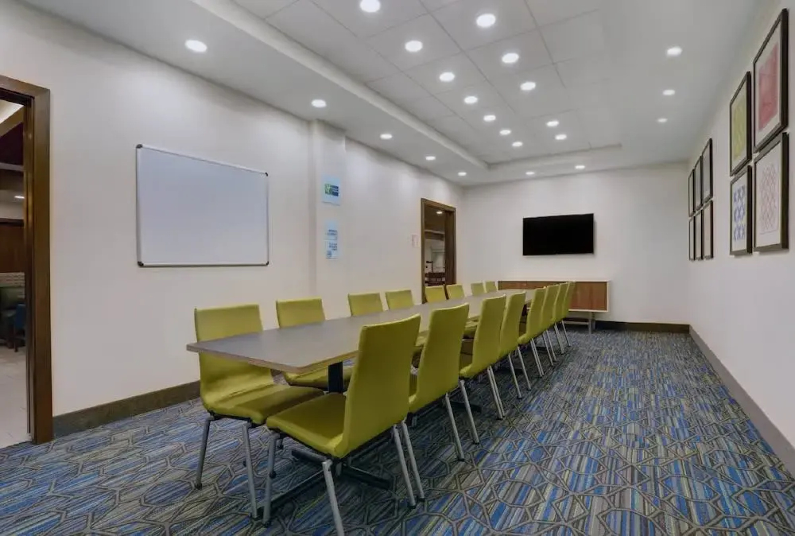 Holiday Inn Express & Suites Lenexa Overland Park Area
