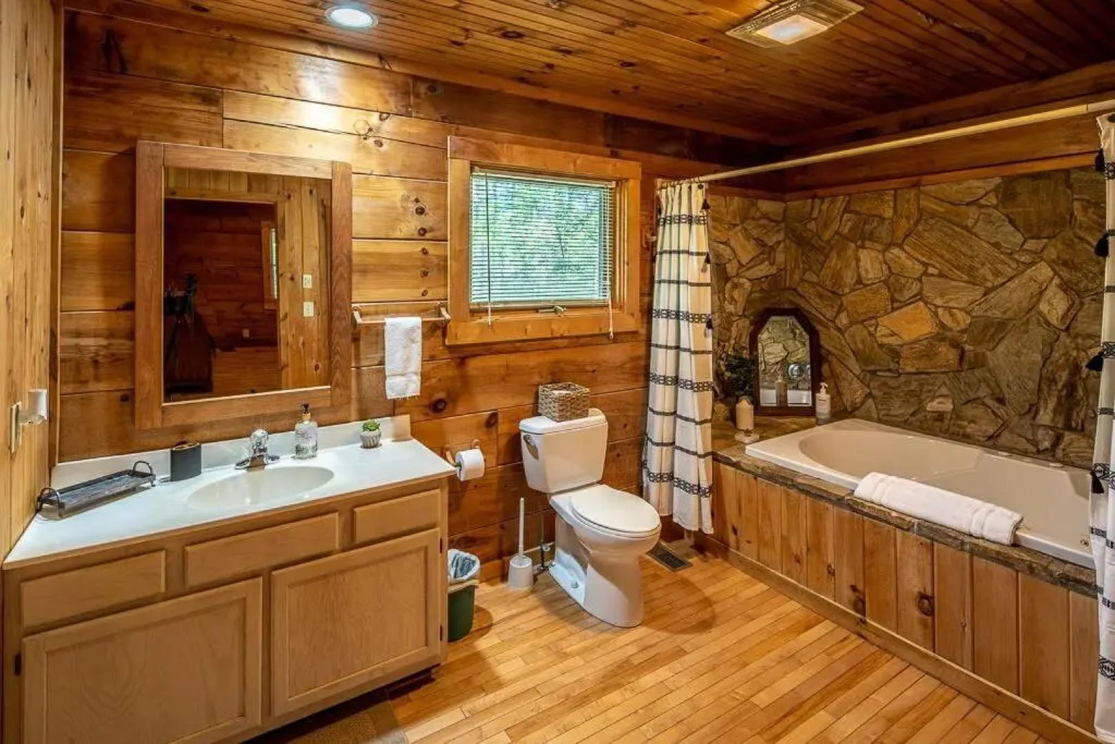 Cozy ‘Grey Fox’ Cabin Between Boone & Blowing Rock