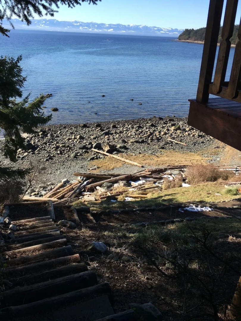 The Beach House Texada - Oceanfront Cabin