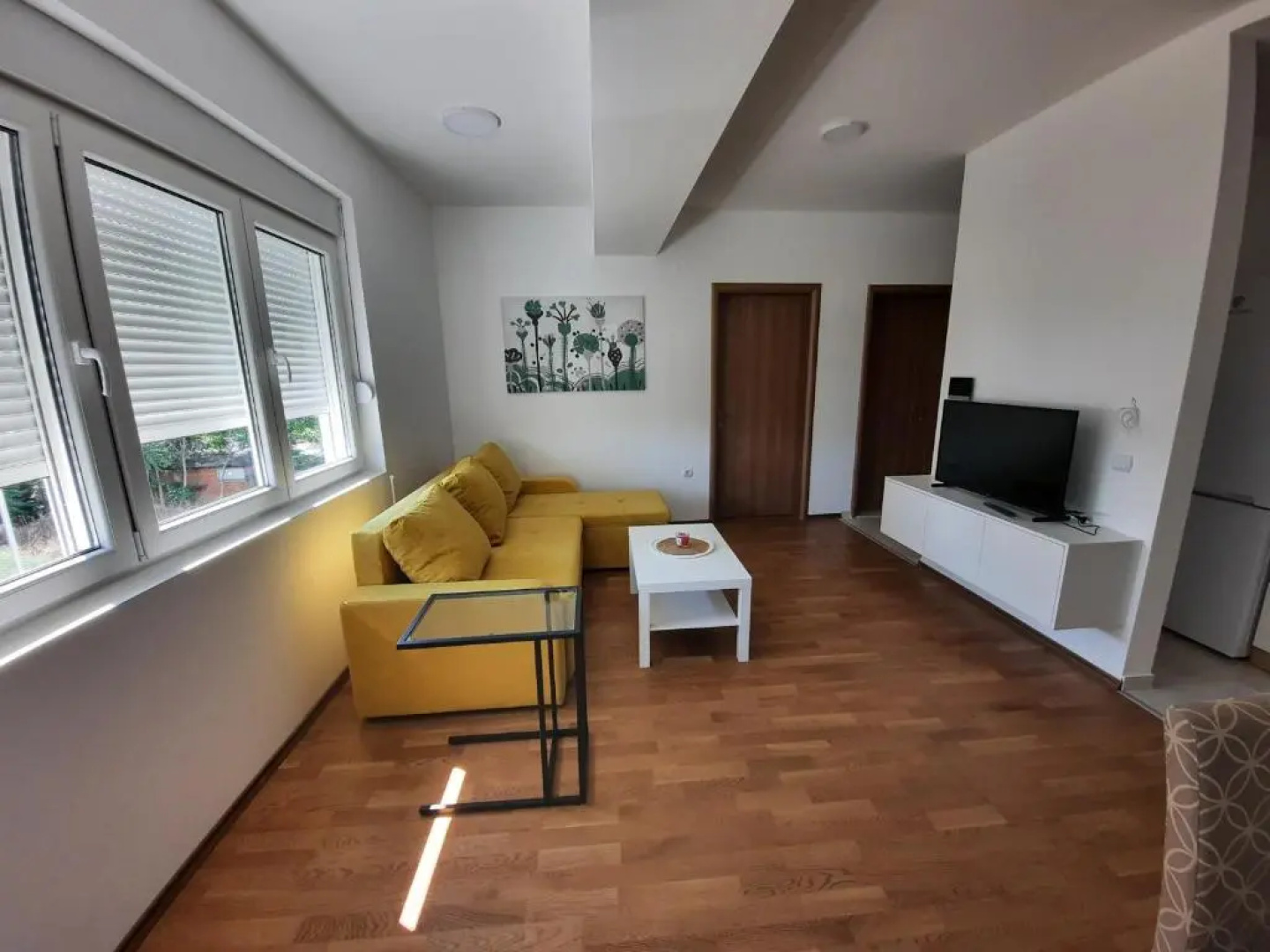 New modern 1 bedroom apartment with free parking