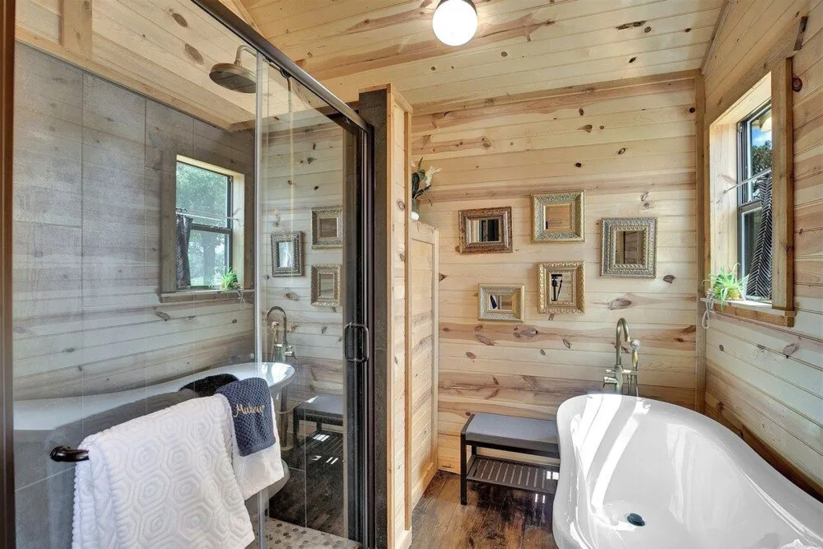 Luxurious and Intimate Cottage in FredWine Country