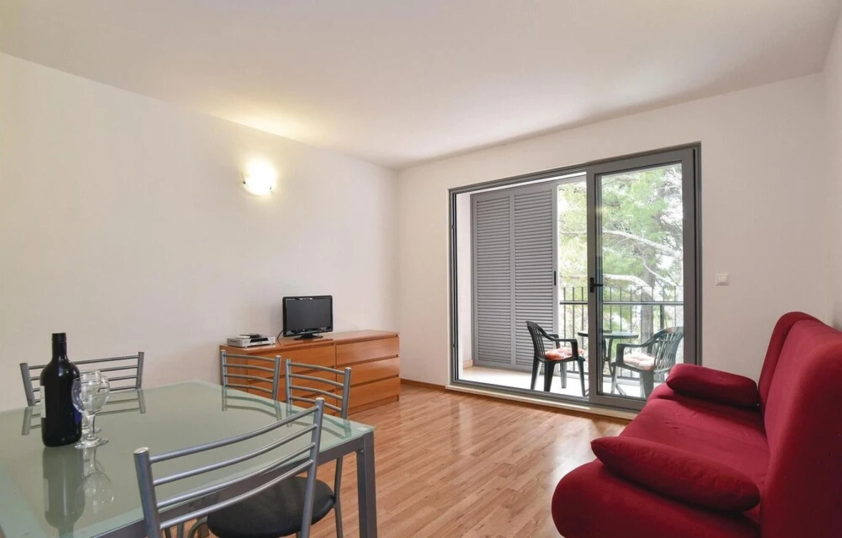 Awesome Home in Duce With Wifi and 9 Bedrooms