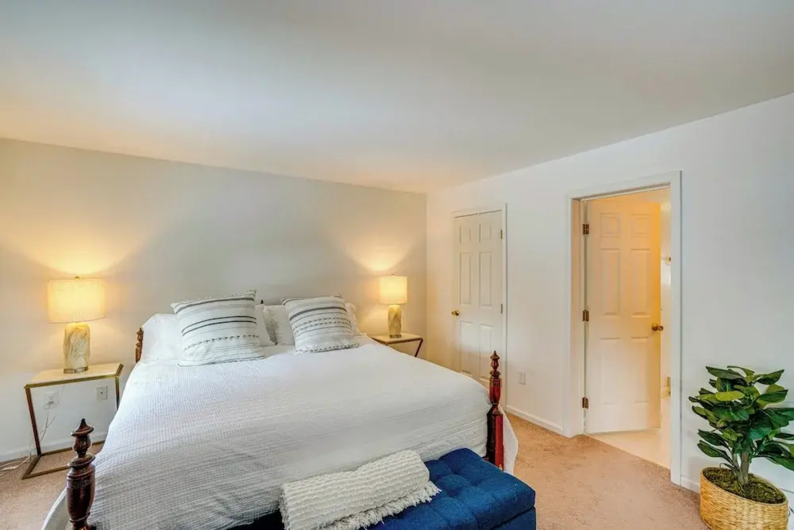 Walk to Dining: Downtown Lenox Guest House!